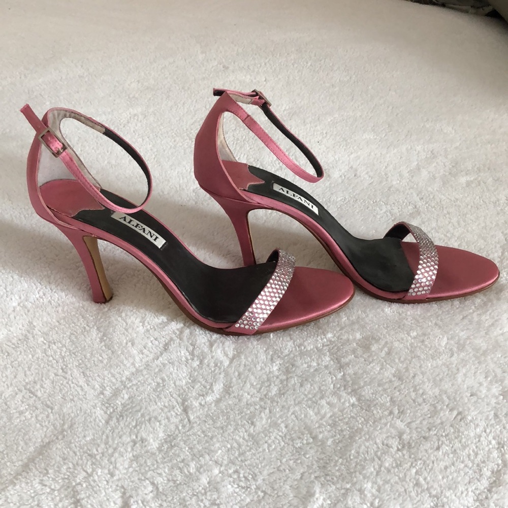 🆕ALFANI 💖🩶Pink Satin & Rhinestone Sandal! Size 7! Vintage! New! Never worn! - Picture 2 of 16